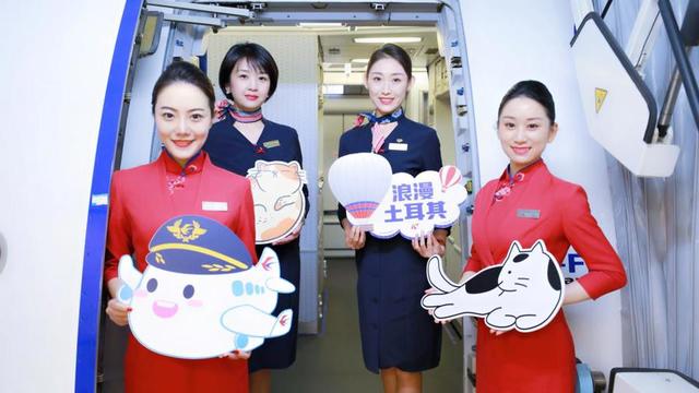 殷莹(左边第二位)与同事们迎接首航旅客激动的不止旅客,最让殷莹印象