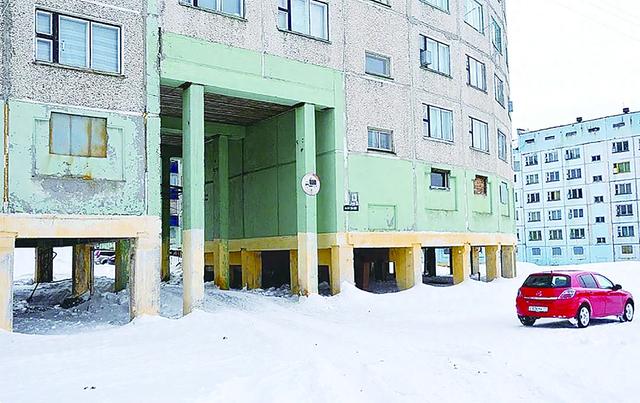 图片说明: 诺里尔斯克的建筑大都建在柱状桩基础上.