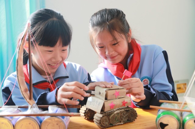 小学生们利用废旧物品制作手工艺品.通讯员 李海涛 摄