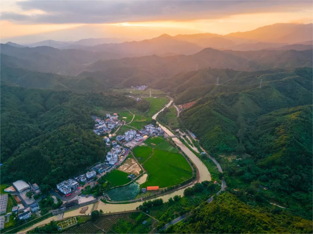 2023年8月30日,英德市连樟村现代农业产业园在晨曦中熠熠生辉.