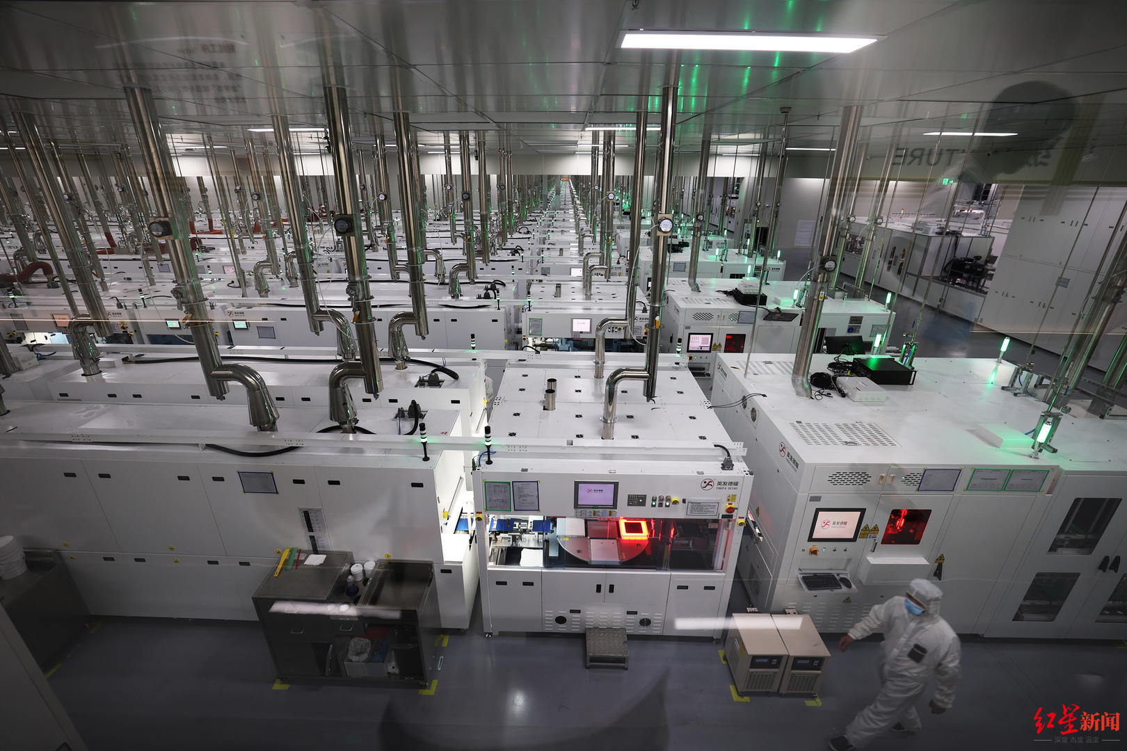 宜宾英发德耀生产车间内,生产设备高速运转.兰锋摄