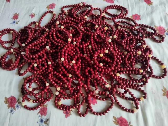 受访者穿好的朱砂手串.图片来源/受访者供图