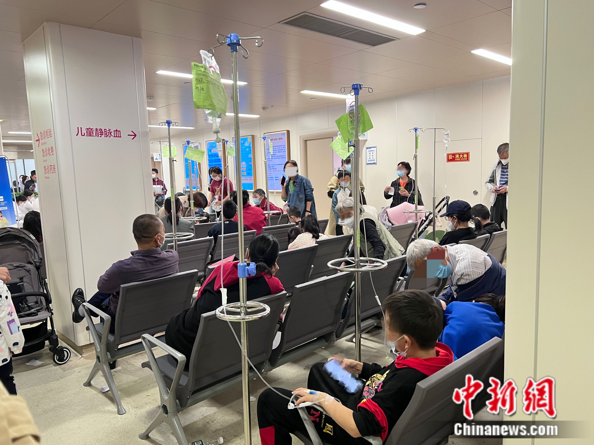 中日友好医院儿科门诊,患儿们在输液.邵萌 摄