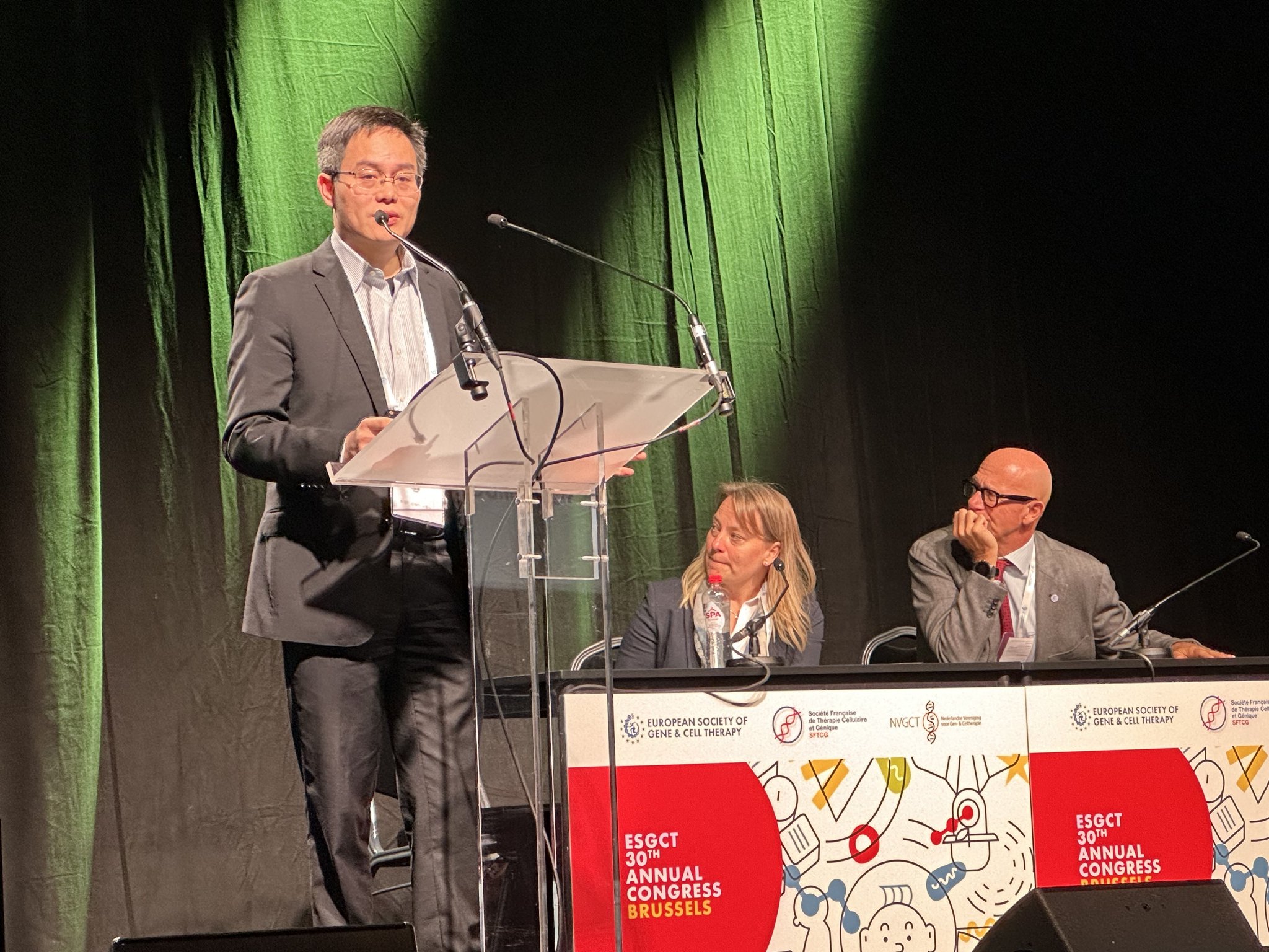 舒易来医生在第30届欧洲基因和细胞治疗学会年会上作报告.受访者供图