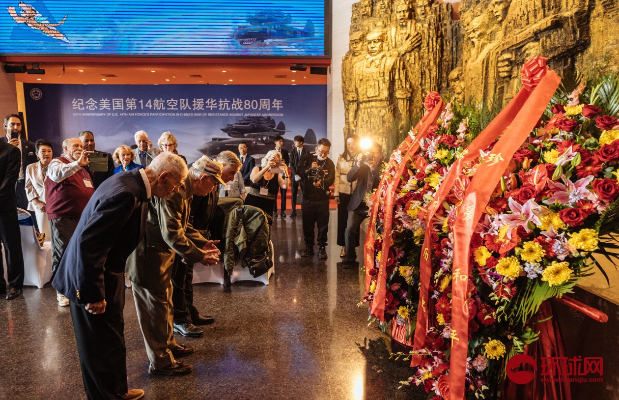 飞虎队老兵及家属参观中国人民抗日战争纪念馆