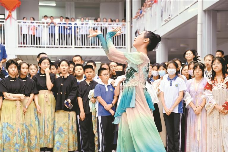 优雅与华丽兼具的国风服饰表演吸引同学们驻足观看.桂园中学供图