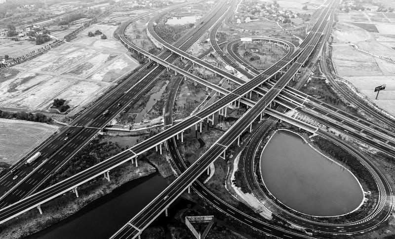 车辆行驶在庐江县境内无岳高速引江济淮罗埠河特大桥上.左学长/摄