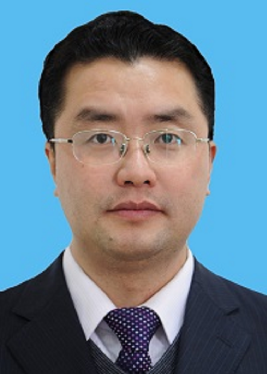 龙校出生于1976年10月,广西东兰人,中共党员,广西大学商学院区域经济