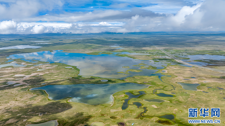 果洛州玛多县境内拍摄的星星海(无人机照片).新华网宋忠勇摄