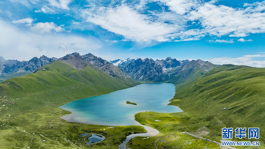 在果洛州久治县境内拍摄的年保玉则(无人机照片).新华网宋忠勇摄