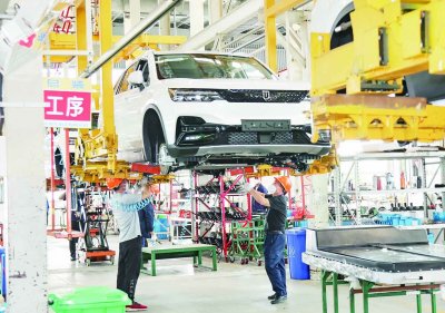 开沃新能源汽车生产车间内，工人正在组装新能源汽车。 南京日报/紫金山新闻记者 冯芃 段仁虎 摄