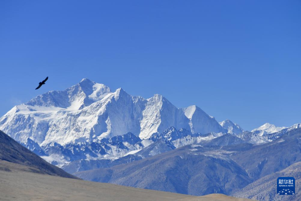 珠穆朗玛峰的样子图片