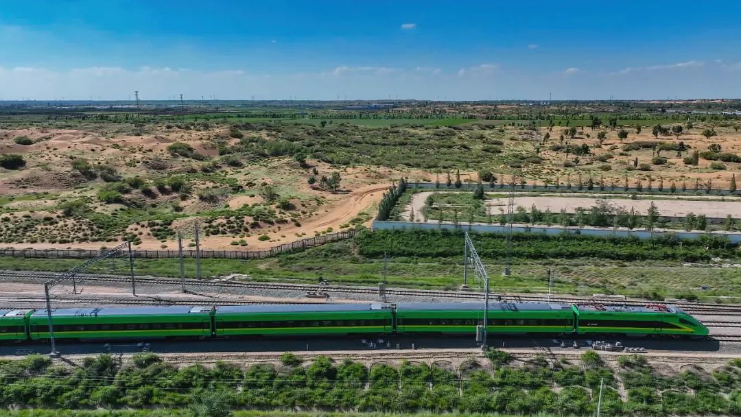 陕西省榆林市,c986次"绿巨人"动车组穿行在毛乌素沙漠中.图/图虫创意