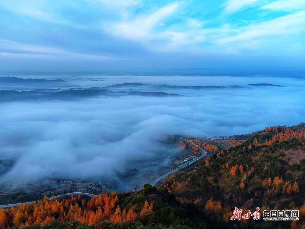 金秋时节,登上西和云华山峰顶,举目四顾,漫山红遍,丹岩如霞,蔚为壮观