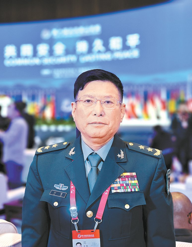 中美两军应为促进两国关系积极作贡献军事科学院原副院长何雷中将:赫