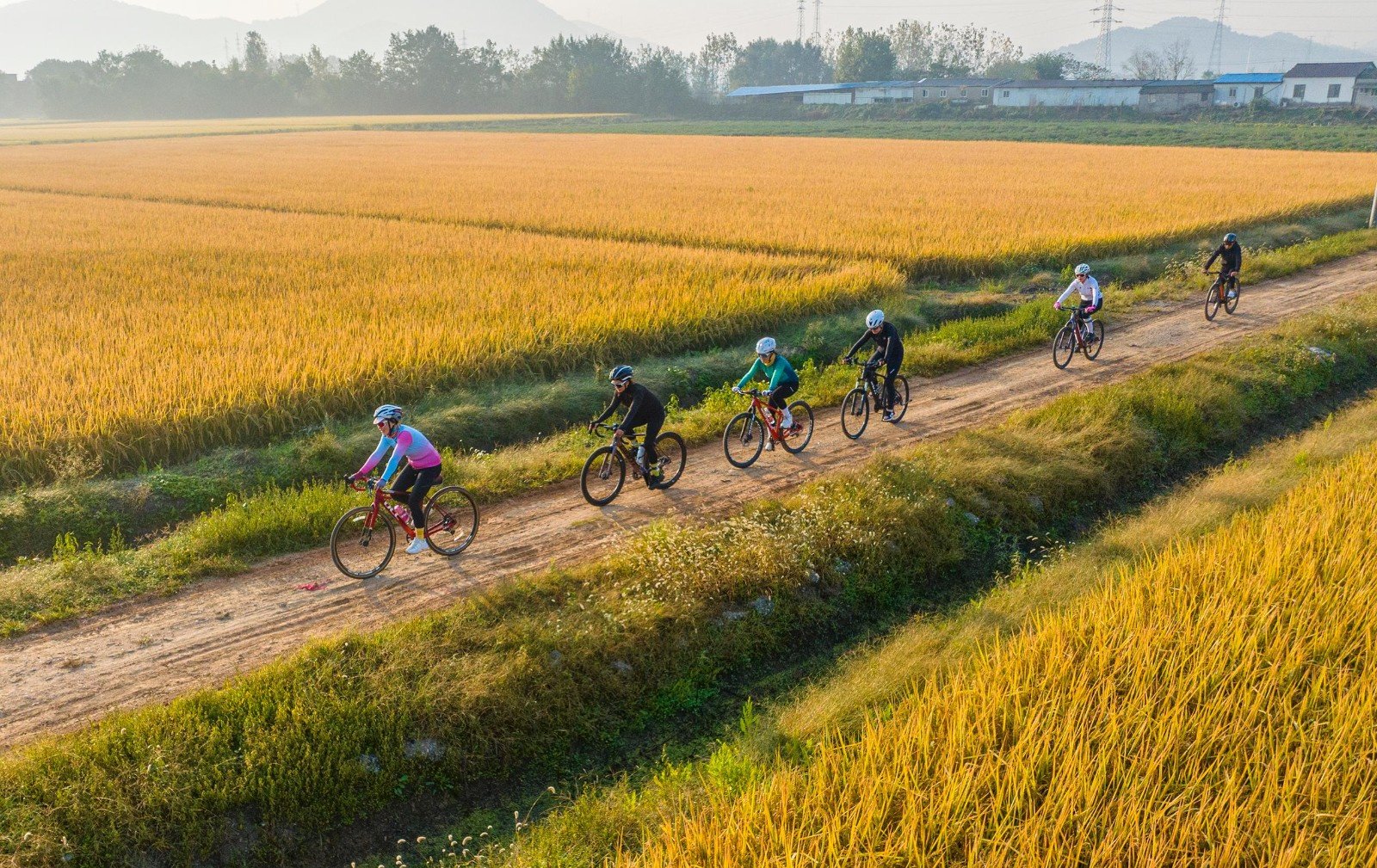 安徽省芜湖市繁昌区峨山镇沈弄村的田间道路上,自行车运动爱好者在