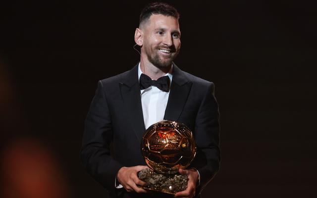 梅西手捧金球奖奖杯. 图/新华社
