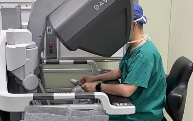 【插图】新华医院泌尿外科崔心刚教授正在行机器人辅助肾部分切除术