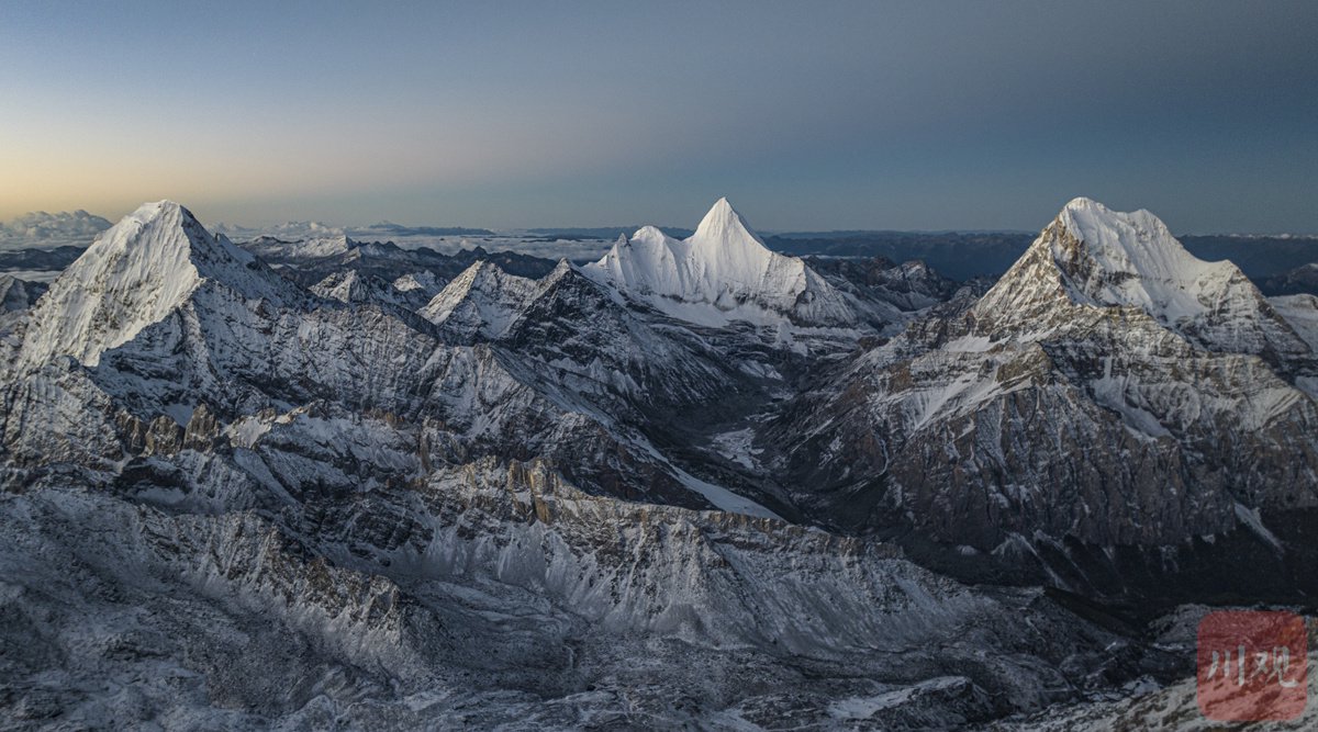 恒久矗立的央迈勇,仙乃日,夏诺多吉三座雪山.(田为 吴聃 摄)