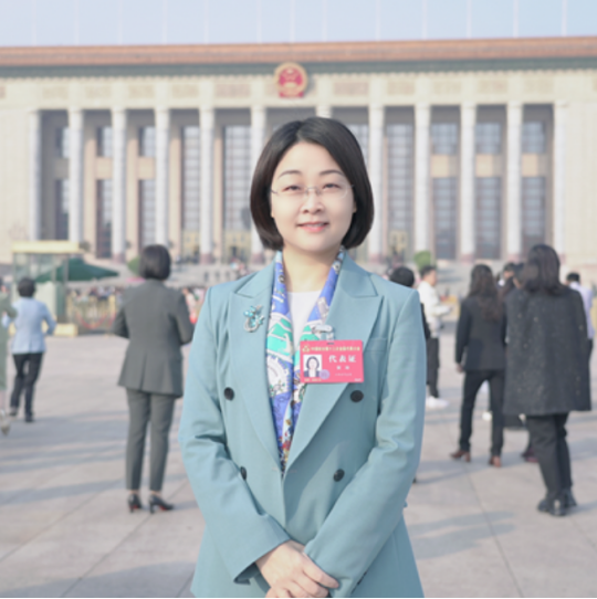 三位代表参加,可见这种代表之珍贵,其中之一就包括南昌移动总经理贺玲