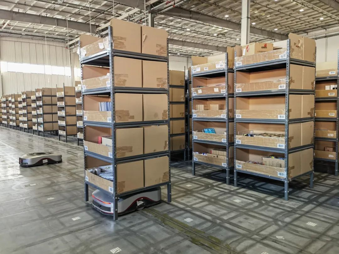 京东亚洲一号青岛物流园仓库内,"地狼"机器人正在搬运货架.