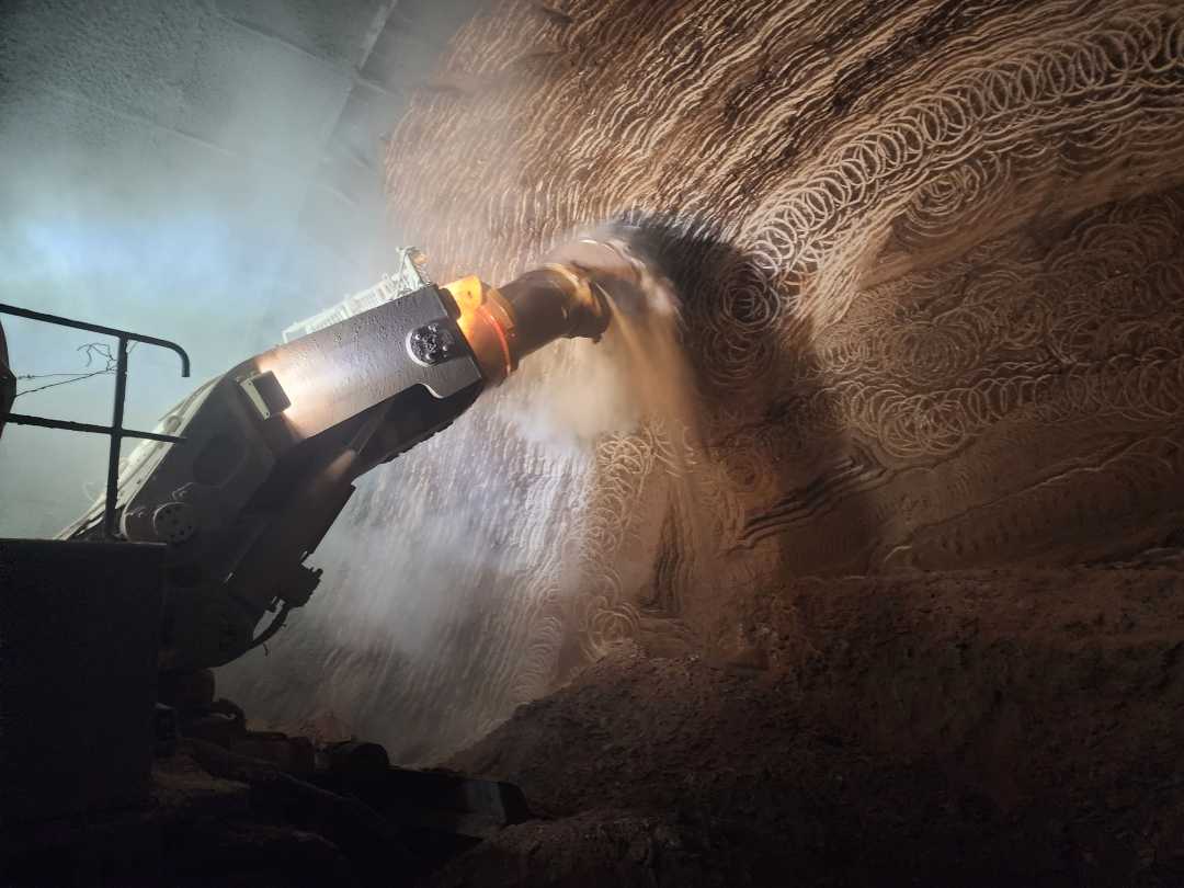 西十高铁控制性工程西岭隧道取得重要进展