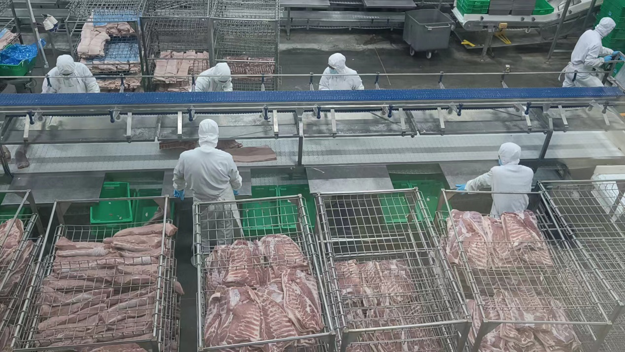 牧原屠宰厂的工人正在处理肉品.新京报贝壳财经记者 阎侠 摄