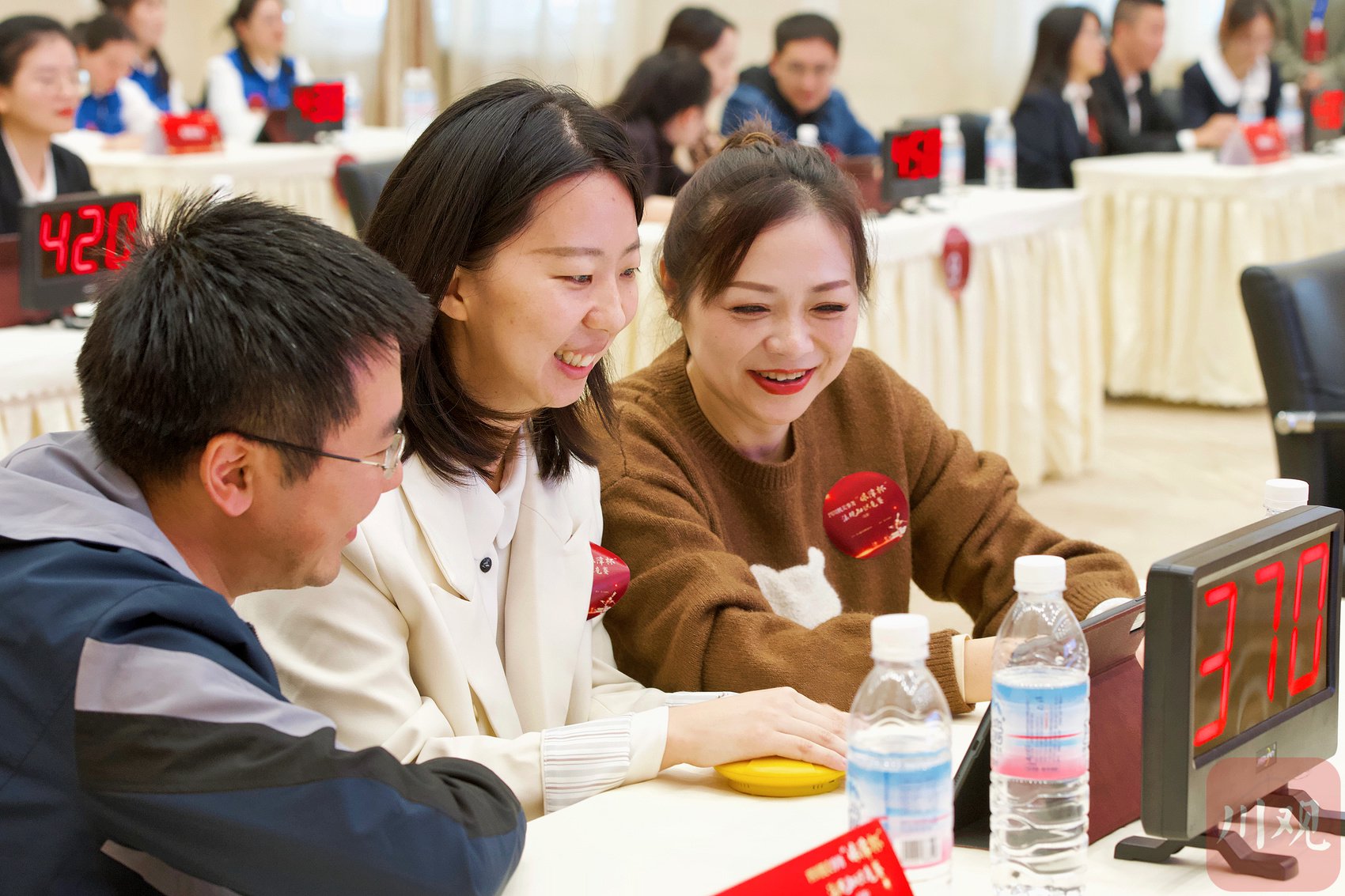 四川机关事务"保障杯"法规知识竞赛复赛现场,选手正在抢答.李志强 摄