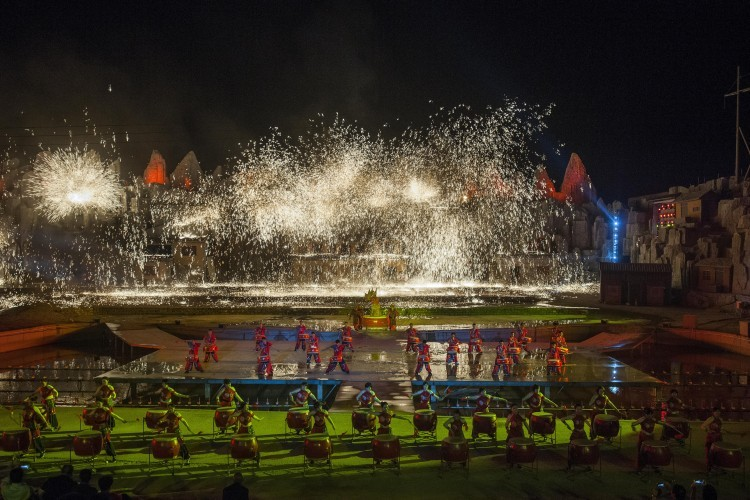 图为晋城司徒小镇非遗表演打铁花.