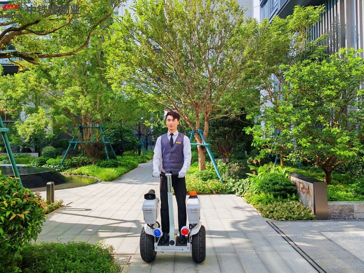 秩序维护人员使用平衡车巡逻