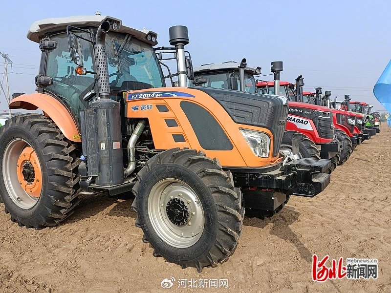 现场展示的大型拖拉机.李书杰 摄