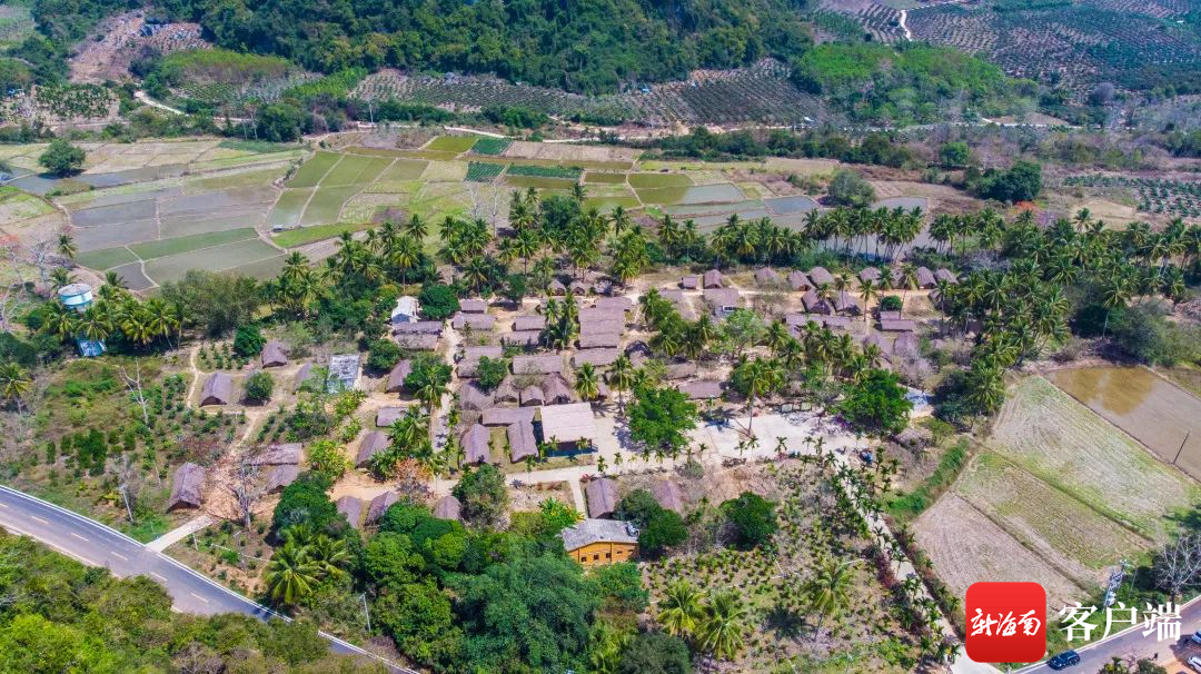 海南黎族的特色民居—船型屋.东方融媒体中心供图