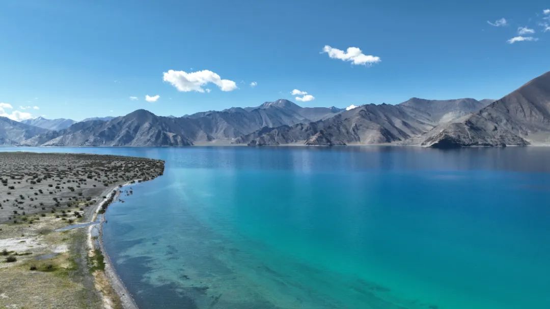 "我爱这班公湖的四季,我爱这祖国的边防线"