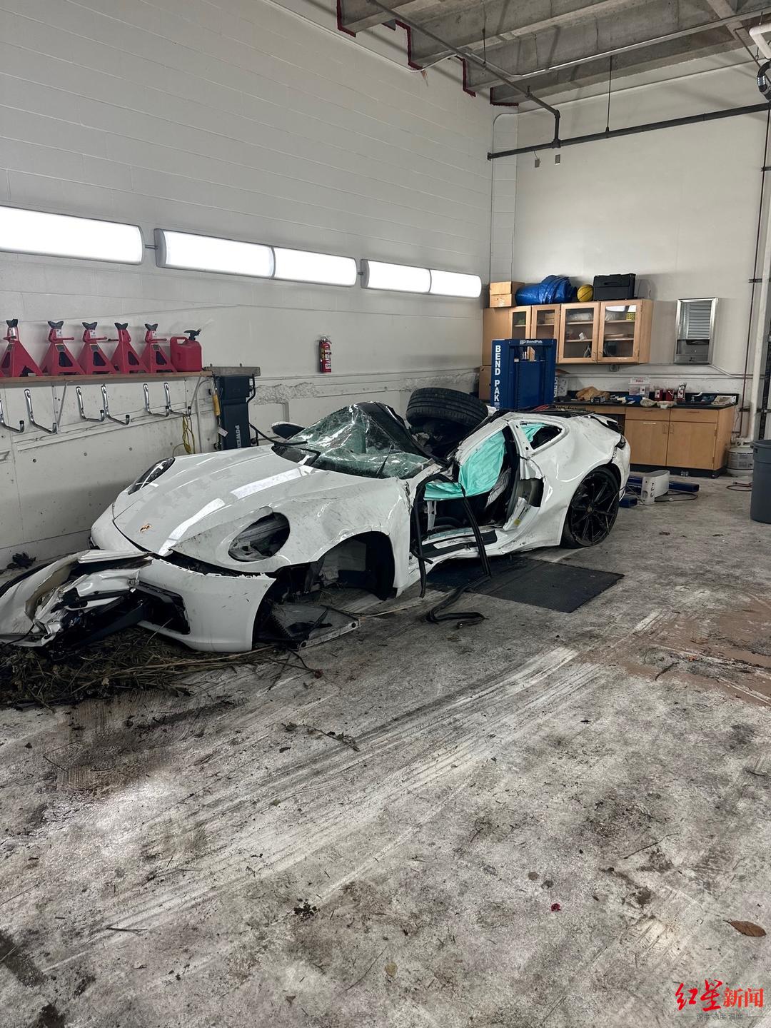 车祸后的保时捷911跑车照片.贝尔维尤市警方供图