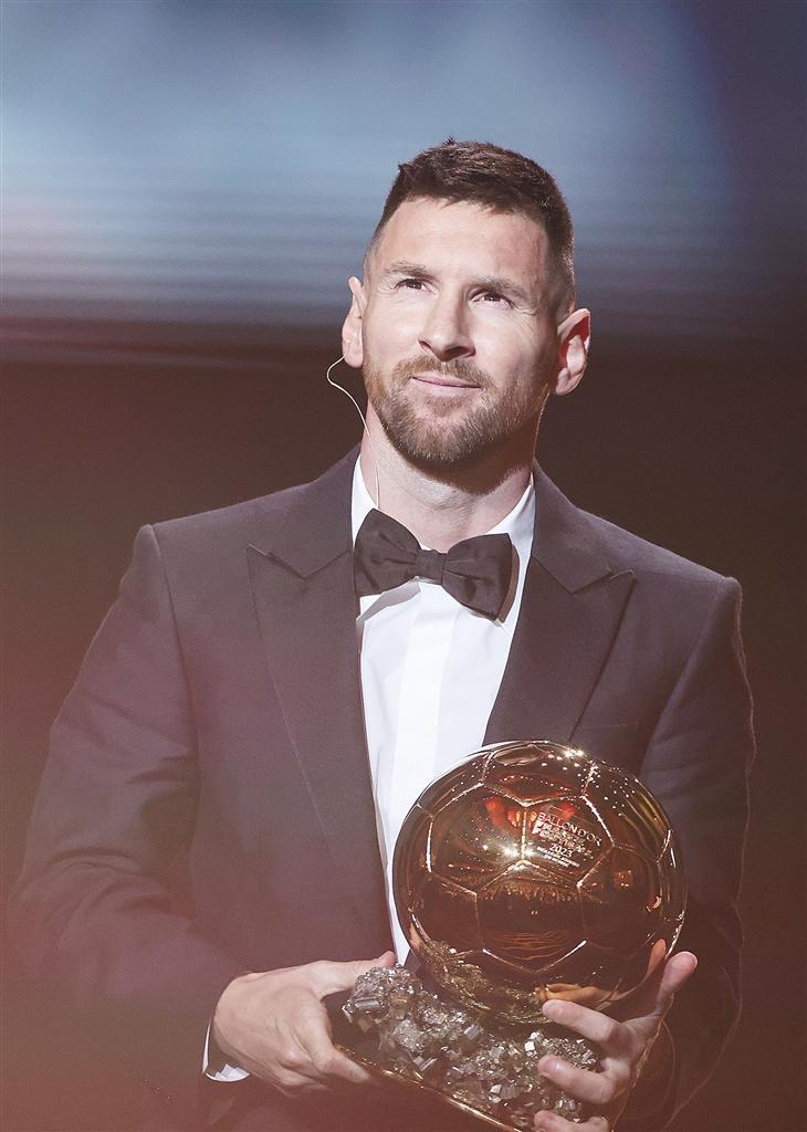 梅西再次捧起金球奖奖杯 新华社记者 高静 摄