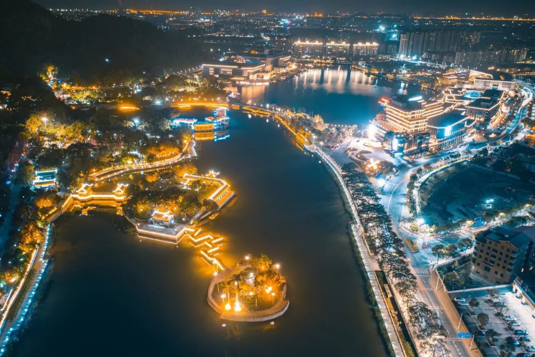 听音湖畔观心小镇与樵园公园夜景.