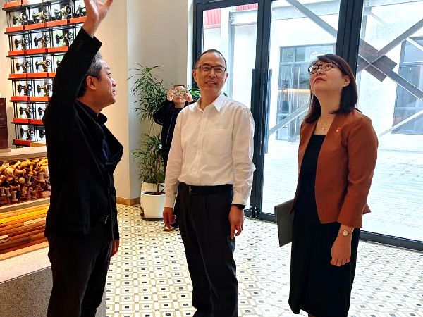 区主题教育第二联络组陈红,七宝镇胡小胜副镇长及相关部门负责人,区局