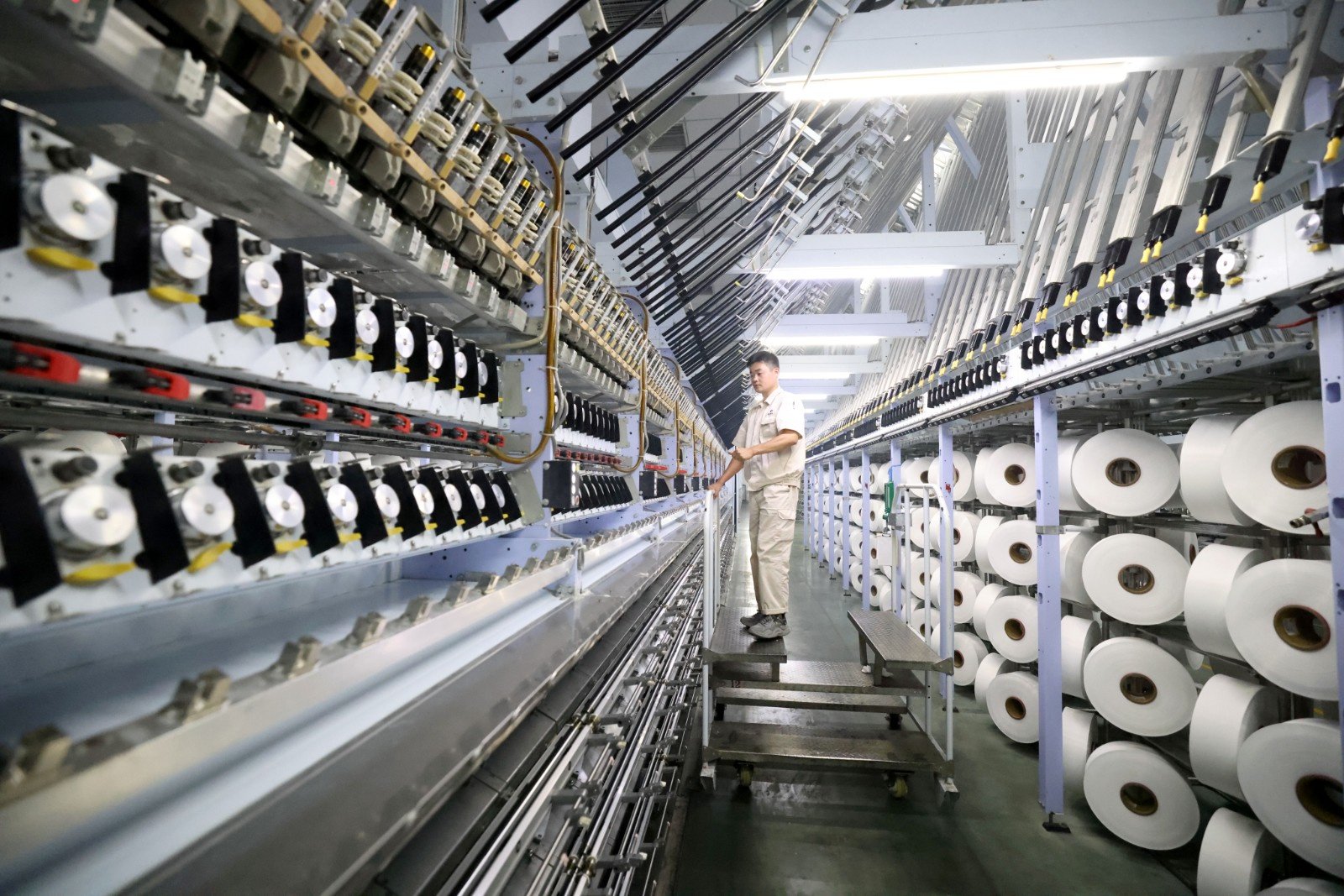 位于福建福州连江县绿色纺织产业园的一家纺织企业内,工人在数字化