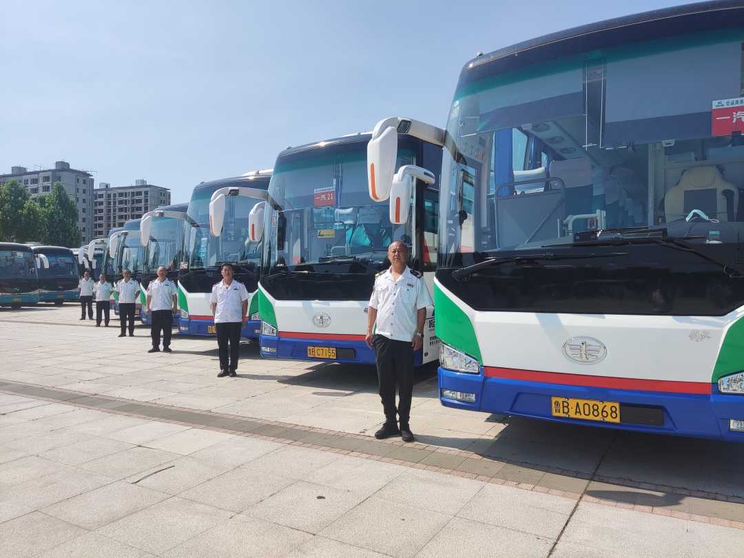 青岛汽车东站里整装待发的客运车辆.李龙飞摄