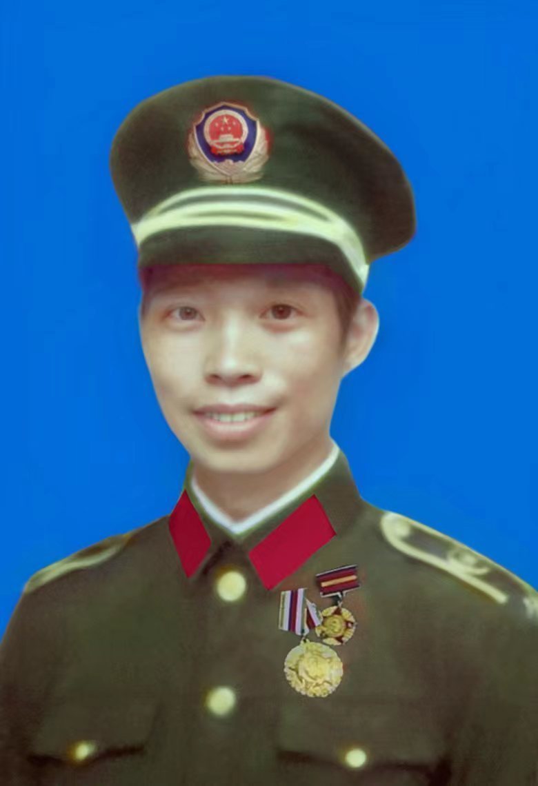 邓正和烈士证件照修复后当修复后的遗照被移民管理警察带到邓辉英老人