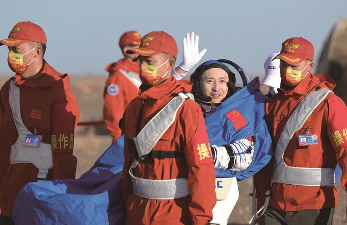 这是航天员朱杨柱安全顺利出舱.新华社发