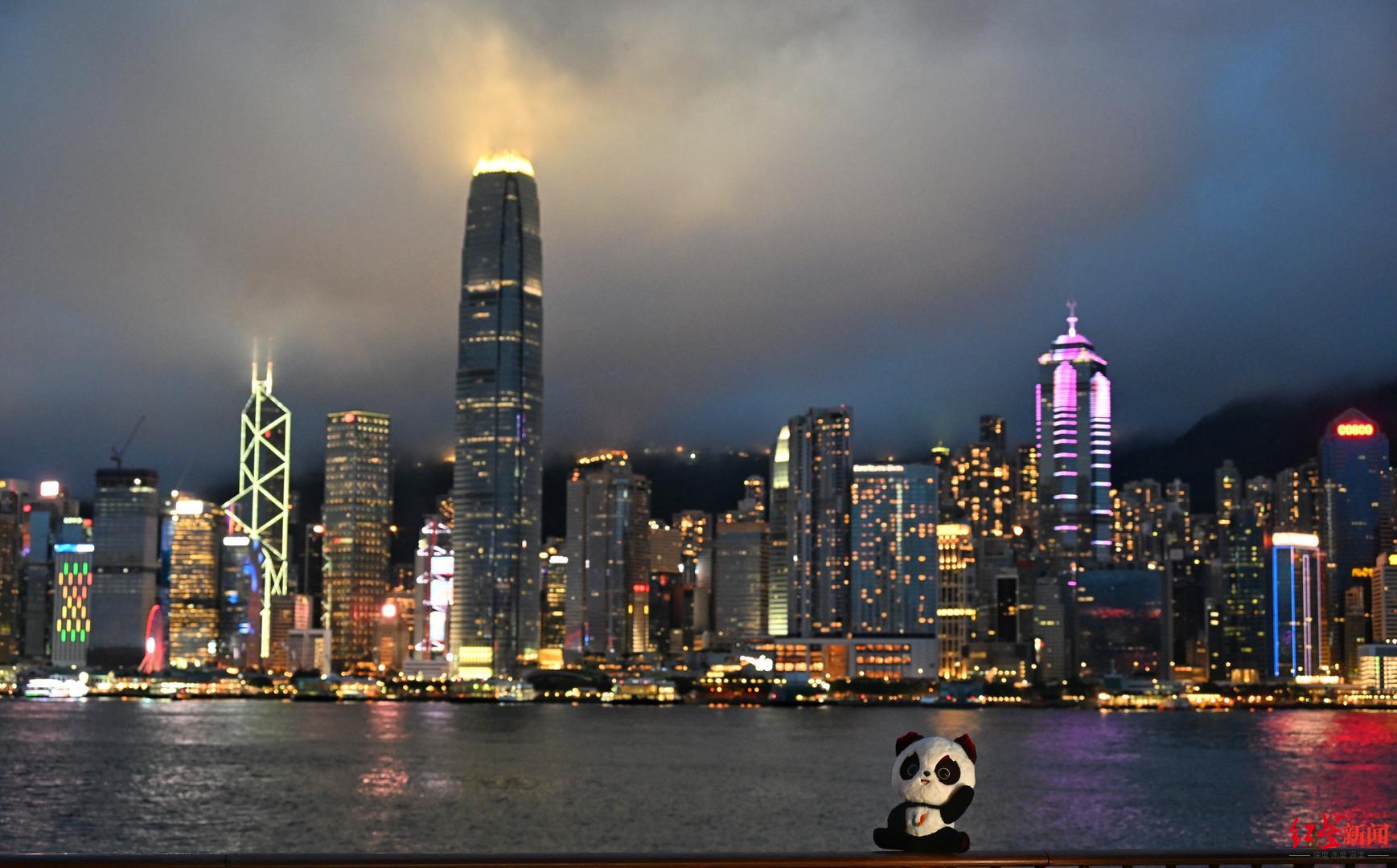 蓉宝打卡香港夜景 资料图