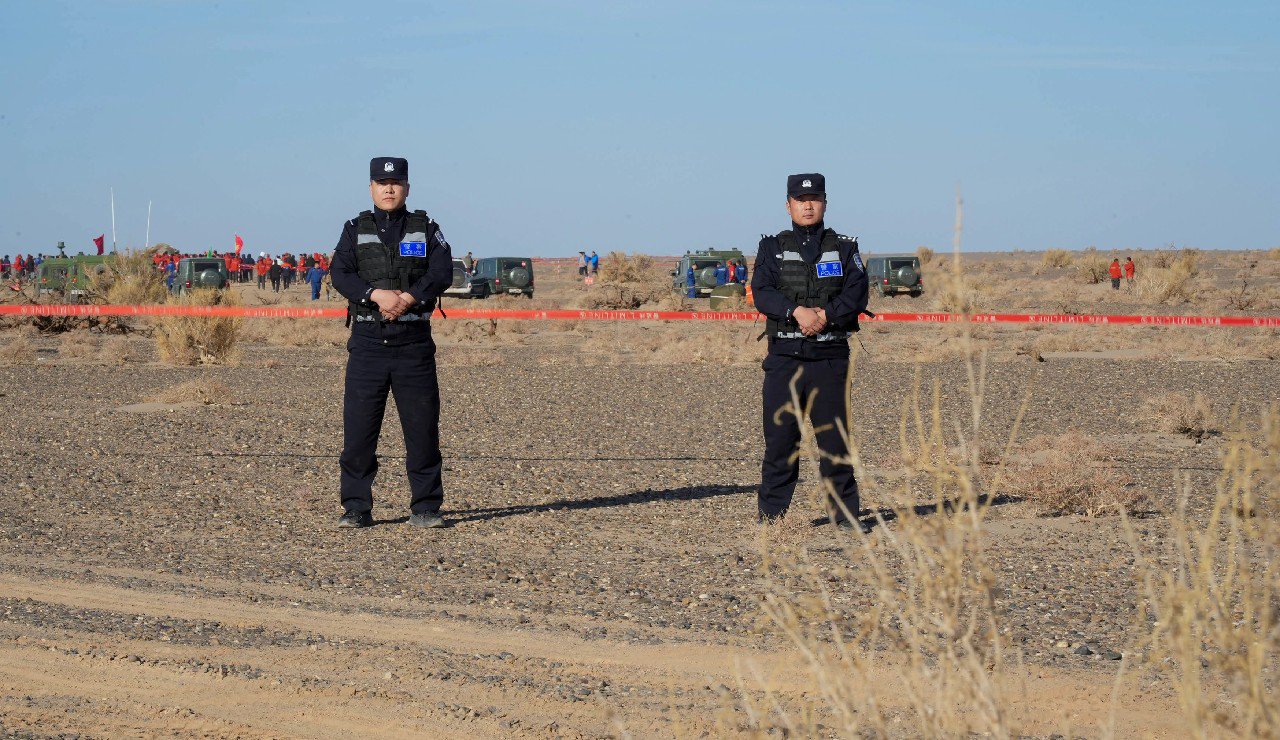 执勤民警开展外围警戒