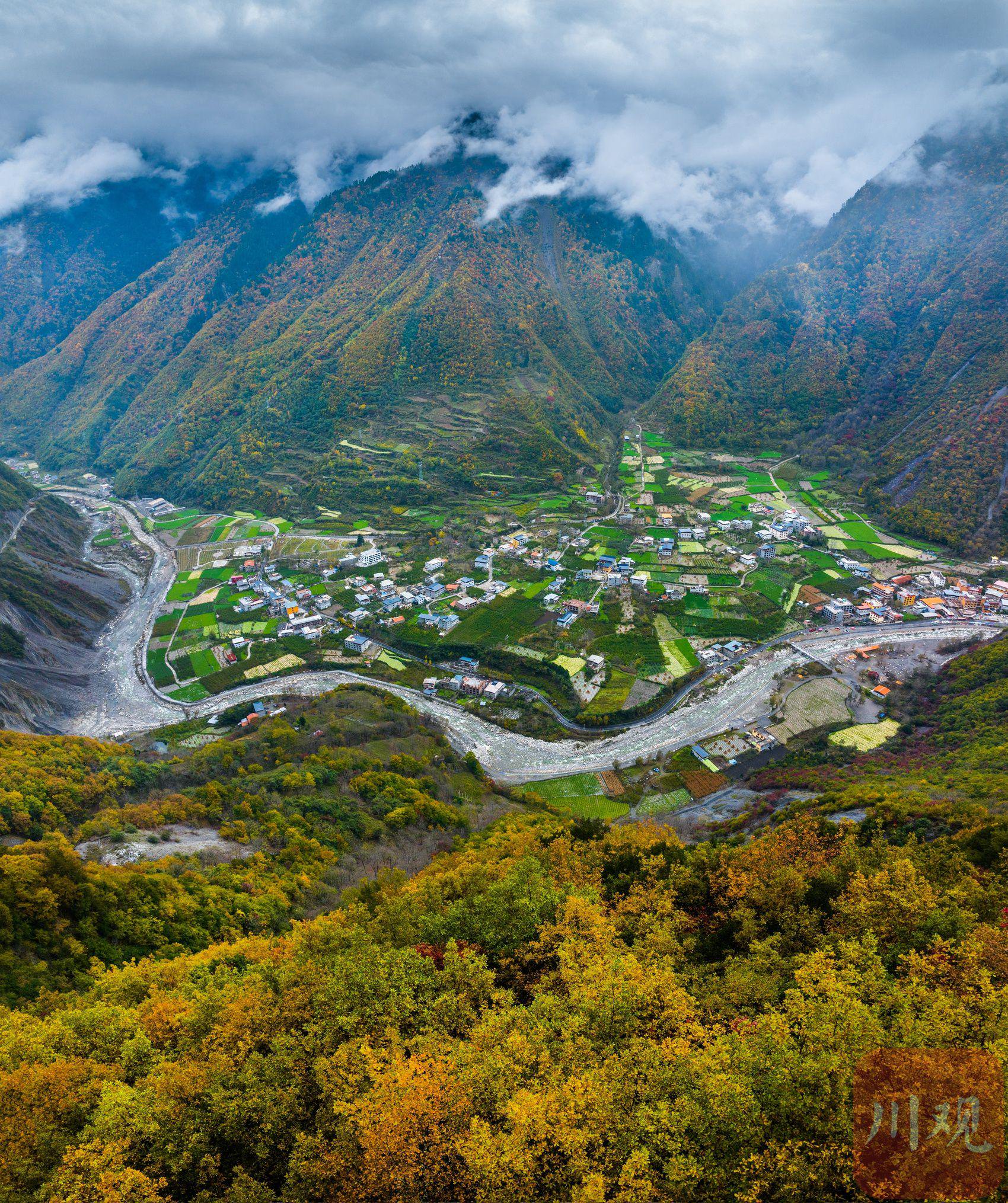 十月下旬,阿坝州理县孟屯河谷在秋天的晨雾中醒来了.