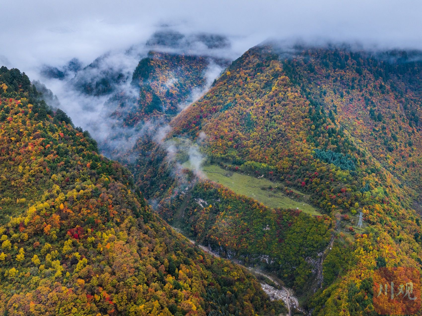 十月下旬,阿坝州理县孟屯河谷在秋天的晨雾中醒来了.