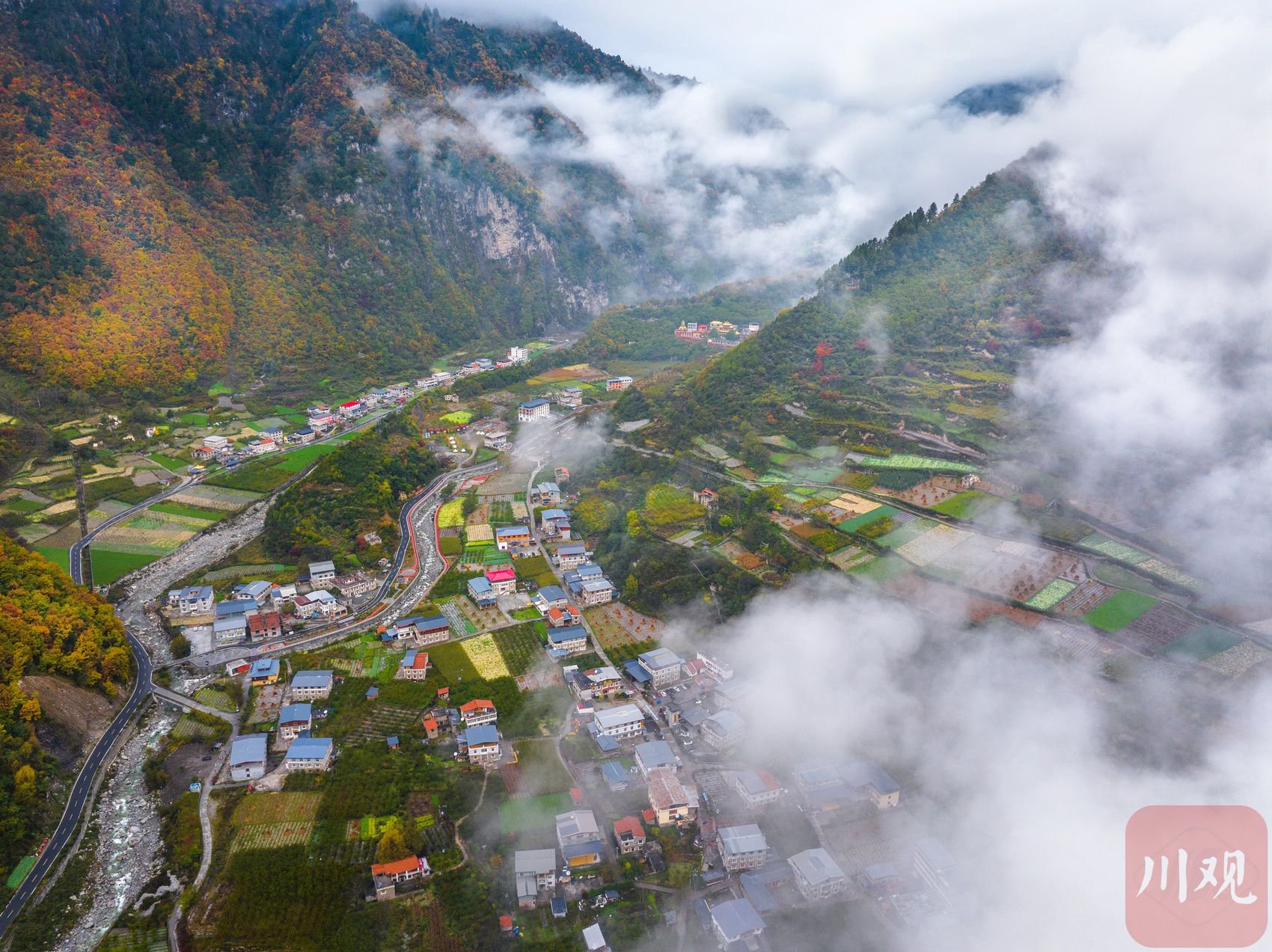 十月下旬,阿坝州理县孟屯河谷在秋天的晨雾中醒来了.