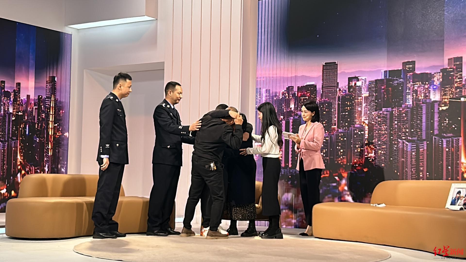 认亲仪式现场,王润一家团圆