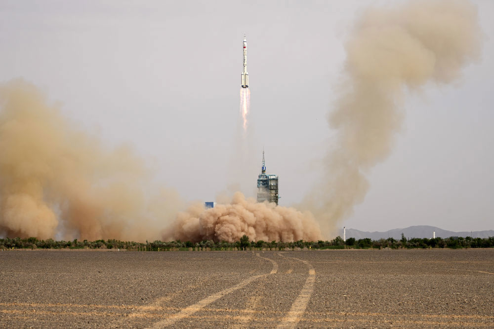 六号载人飞船的长征二号f遥十六运载火箭在酒泉卫星发射中心点火发射