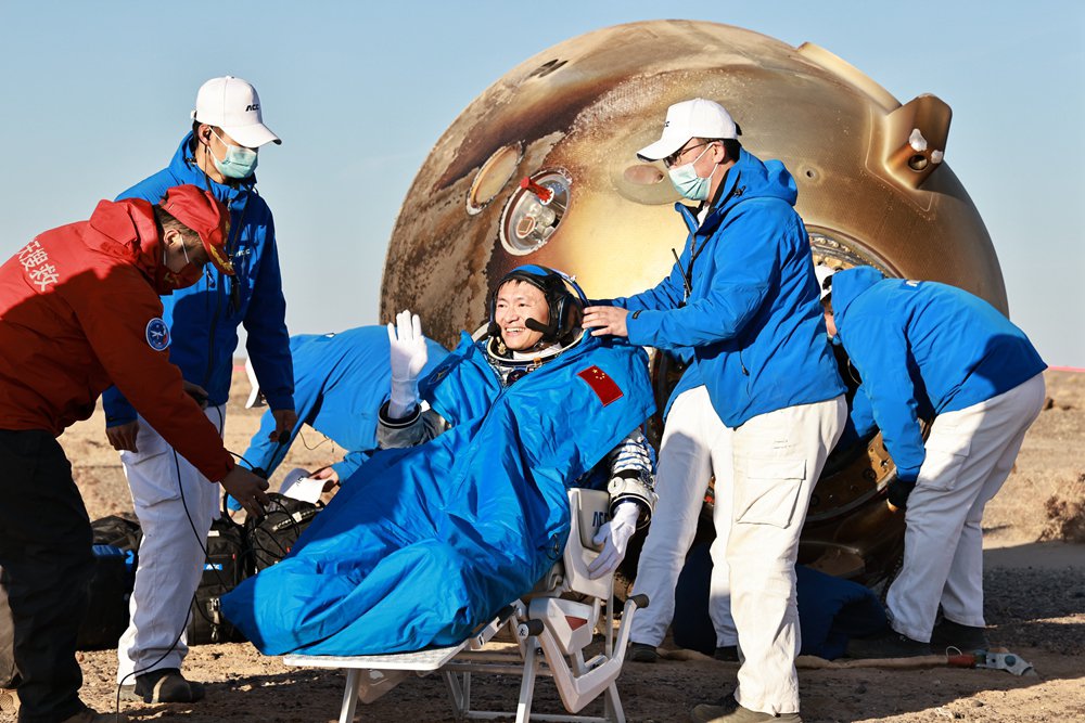 神舟十六号载人飞船返回舱在东风着陆场成功着陆,航天员桂海潮安全