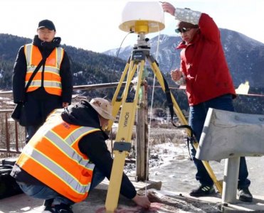测绘人员野外作业.四川省测绘地理信息局供图